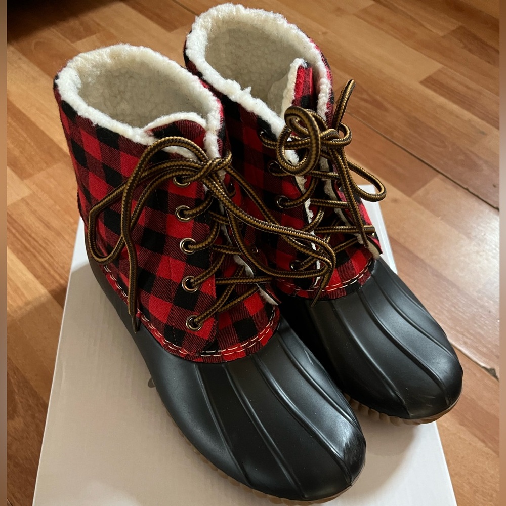 Olivia Miller Red Plaid Sherpa lined Women Winter Duck Boots Size 7